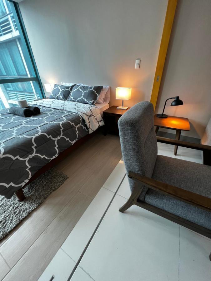 מנילה 1 Bedroom Uptown Bgc Across Uptown Mall מראה חיצוני תמונה