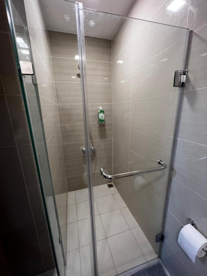 מנילה 1 Bedroom Uptown Bgc Across Uptown Mall מראה חיצוני תמונה