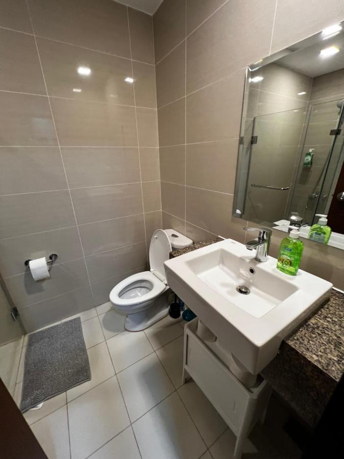מנילה 1 Bedroom Uptown Bgc Across Uptown Mall מראה חיצוני תמונה