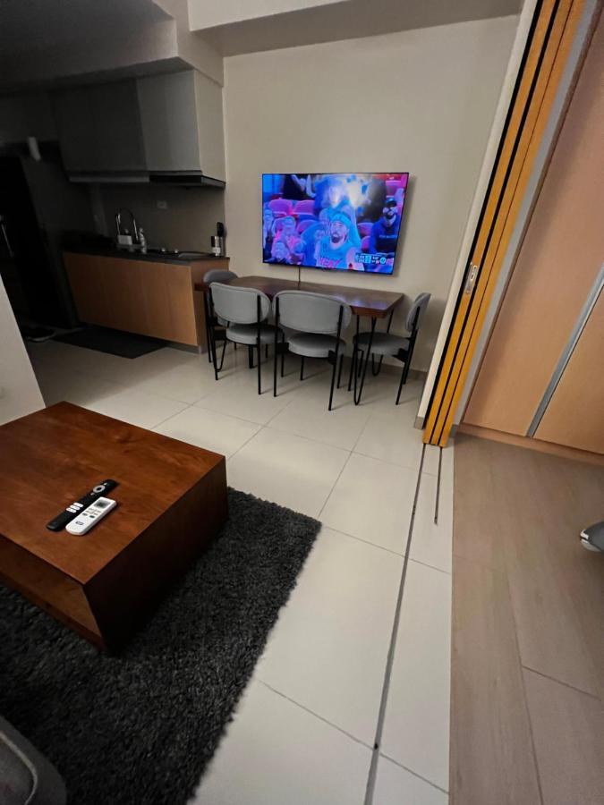 מנילה 1 Bedroom Uptown Bgc Across Uptown Mall מראה חיצוני תמונה