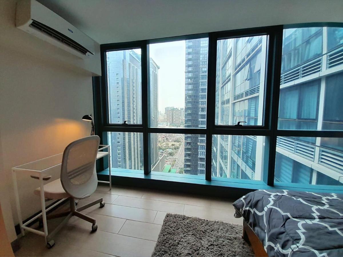 מנילה 1 Bedroom Uptown Bgc Across Uptown Mall מראה חיצוני תמונה